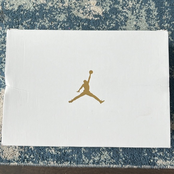 Women’s Air Jordan 11 CMFT LOW - Picture 8 of 8